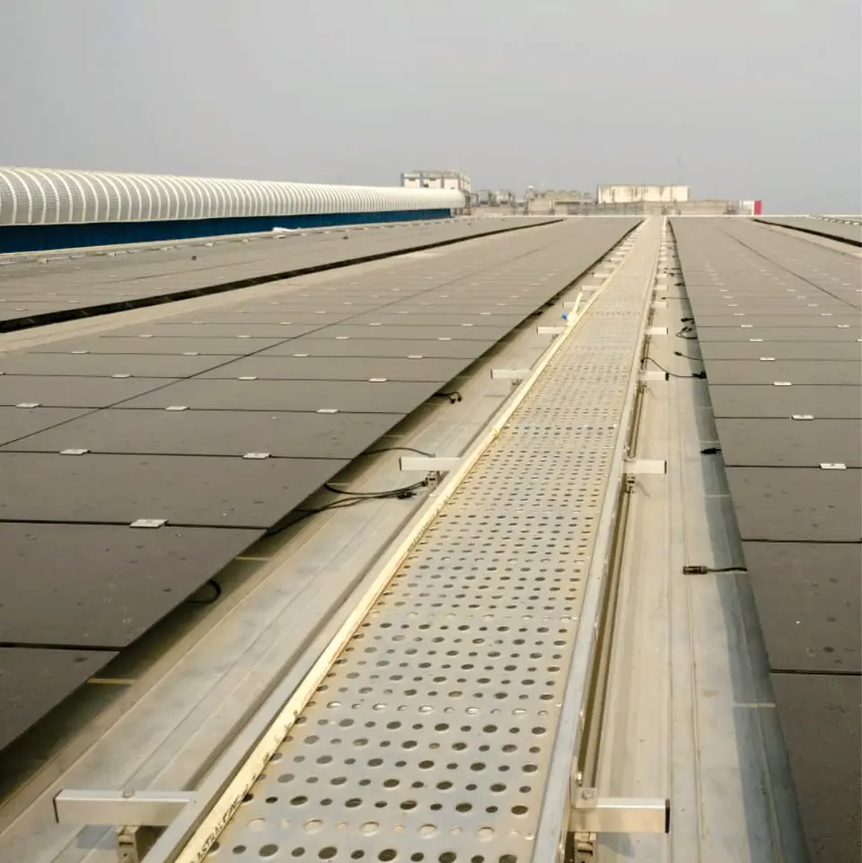 Aluminium walkway for roof inspection